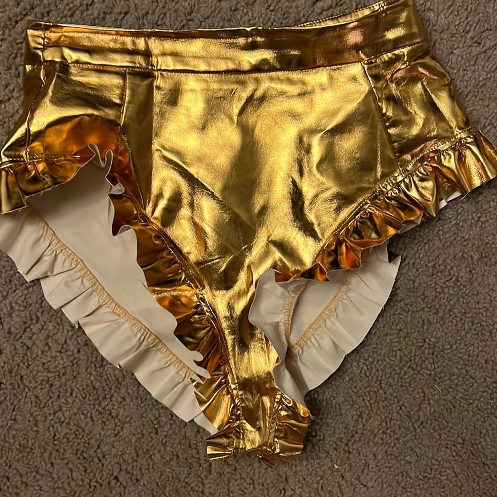 Gold shiny shorts super cute be bold
